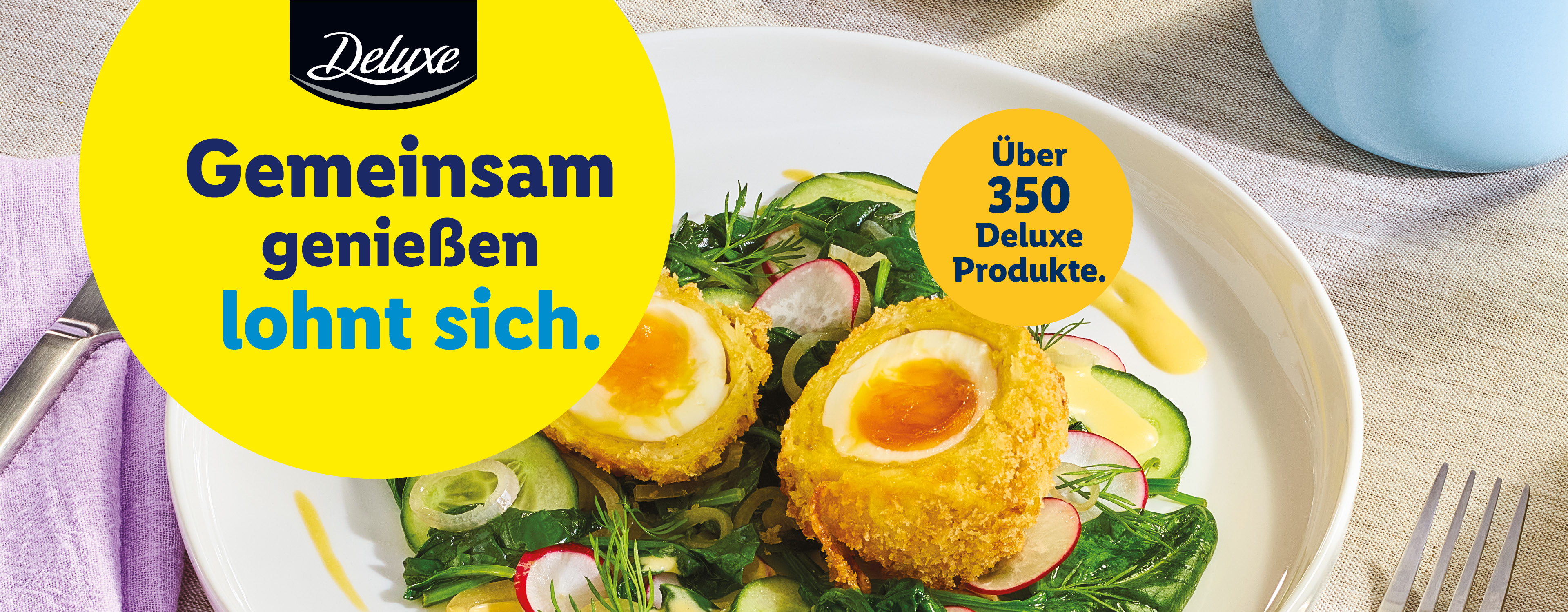 Deluxe-Produkte: Zwei panierte Eier auf Salat, Kaviar und Text „Gemeinsam genießen lohnt sich.“
