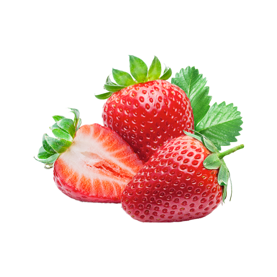 Drei frische Erdbeeren, eine davon halbiert, liegen auf weißem Hintergrund.