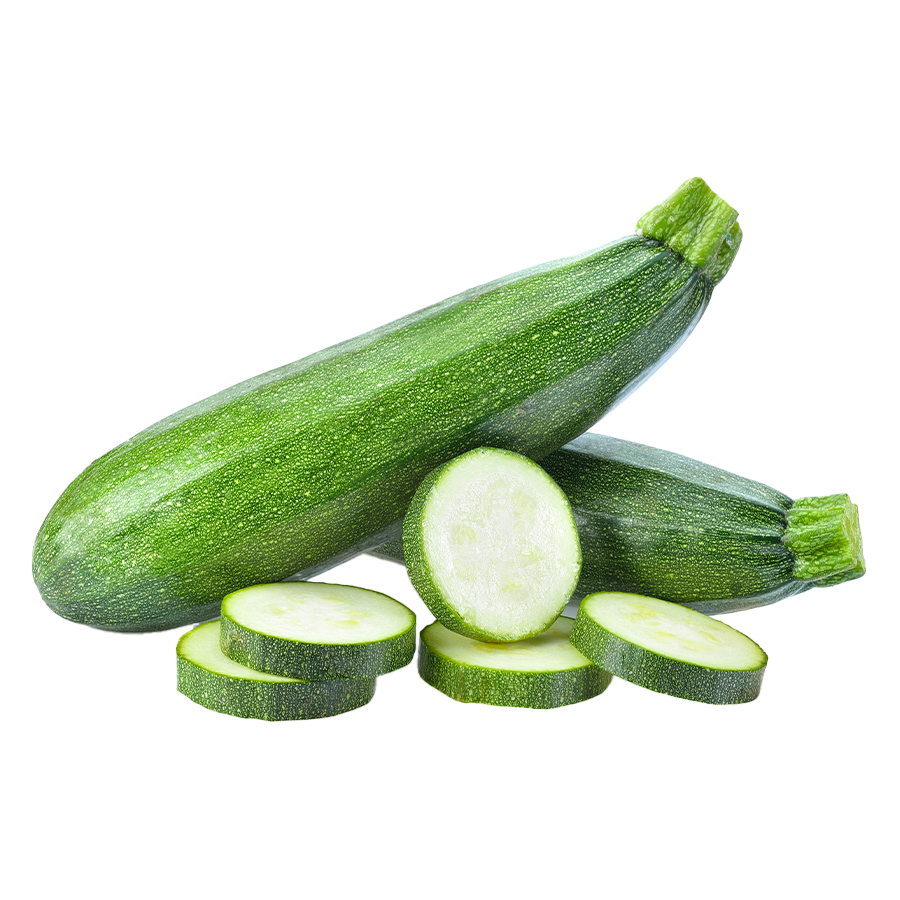 Zwei grüne Zucchini und einige Scheiben liegen auf weißem Hintergrund.