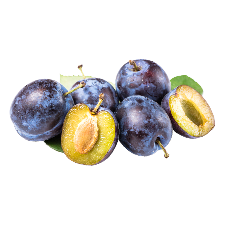 Frische Pflaumen, einige halbiert, mit Kern und Blättern auf weißem Hintergrund.