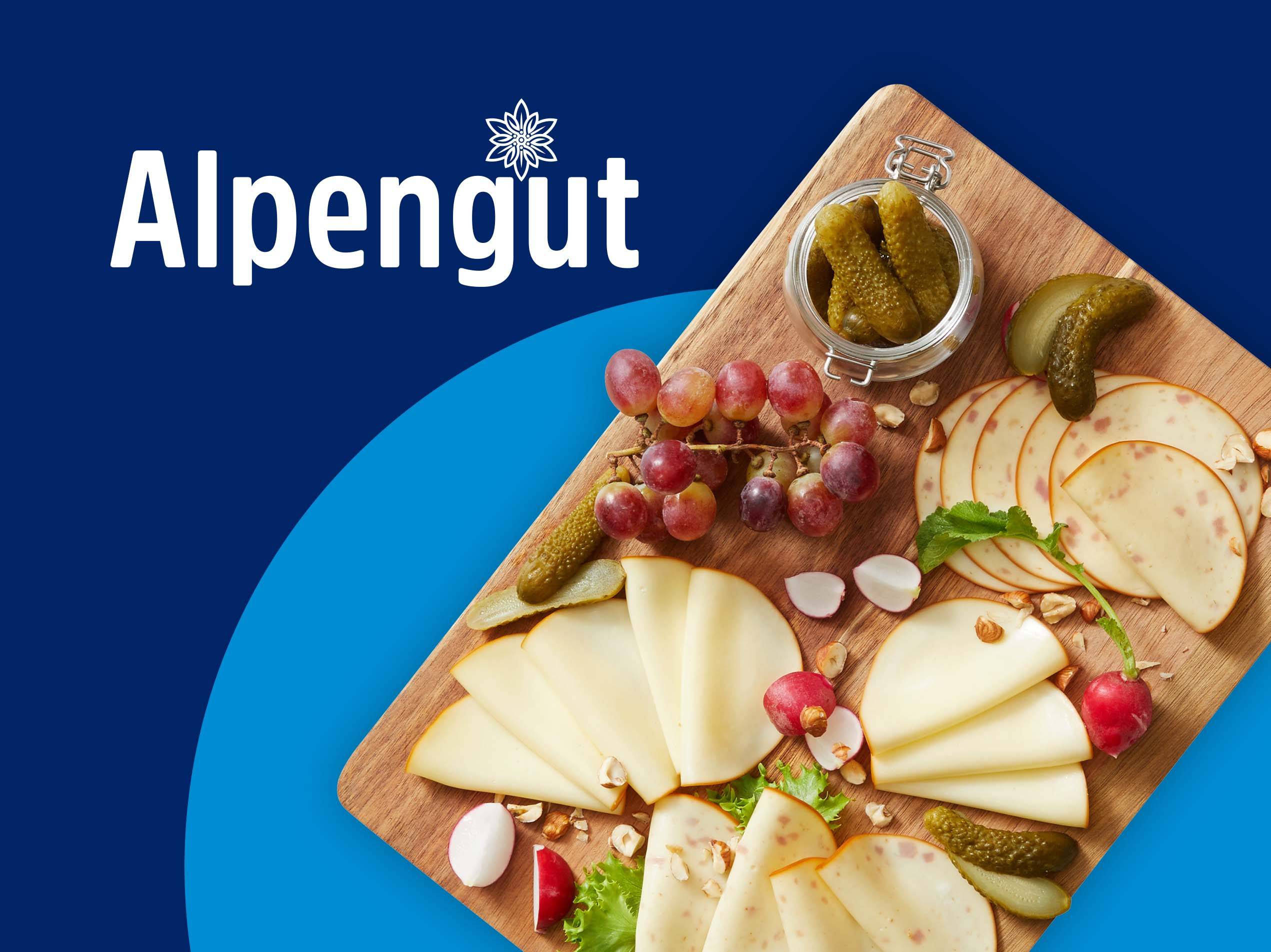 Alpengut Käse- und Wurstplatte mit Gurken, Trauben und Radieschen.