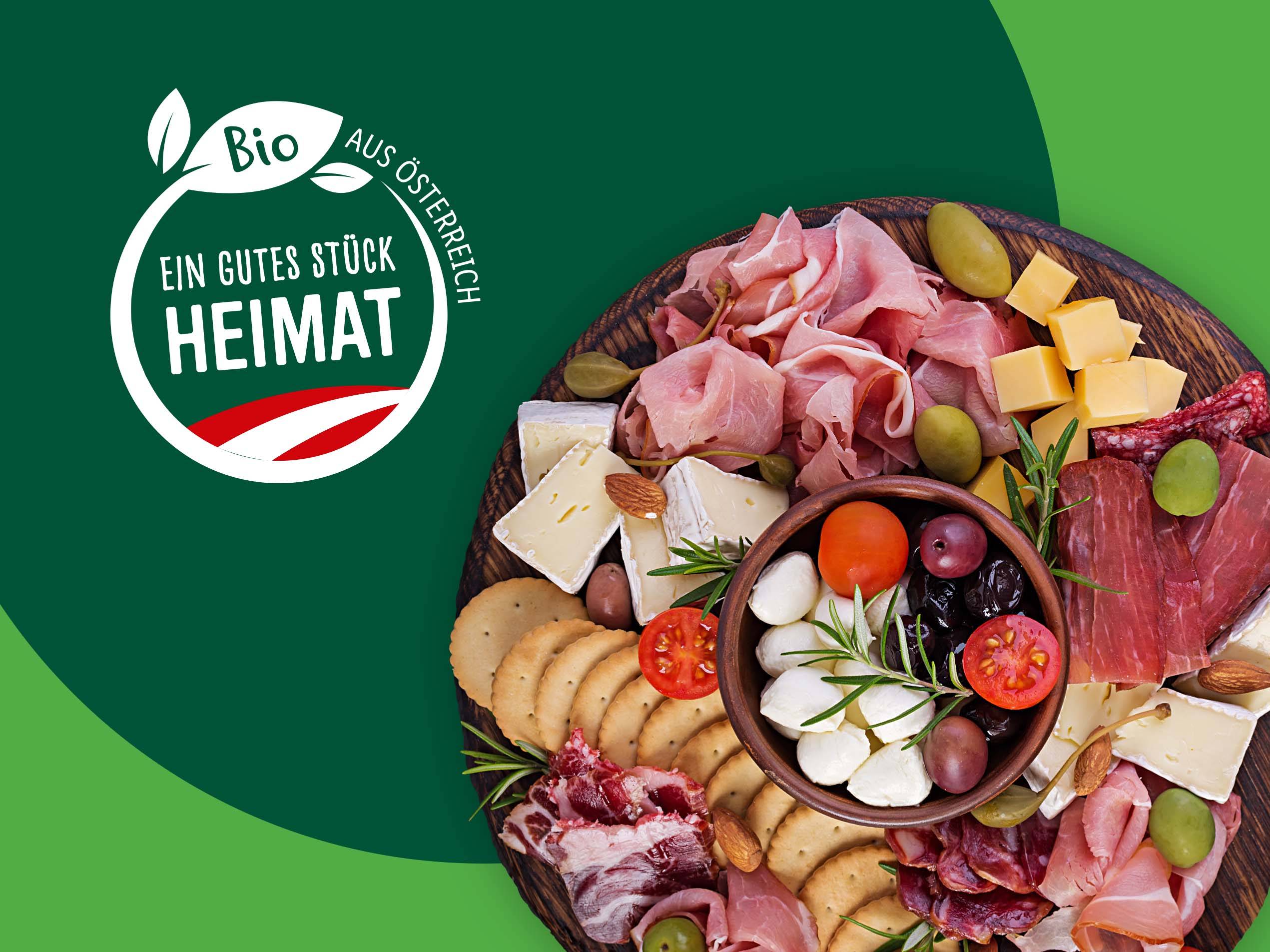 Bio-Fleisch- und Käseplatte mit Oliven, Crackern und Mozzarella, aus Österreich.