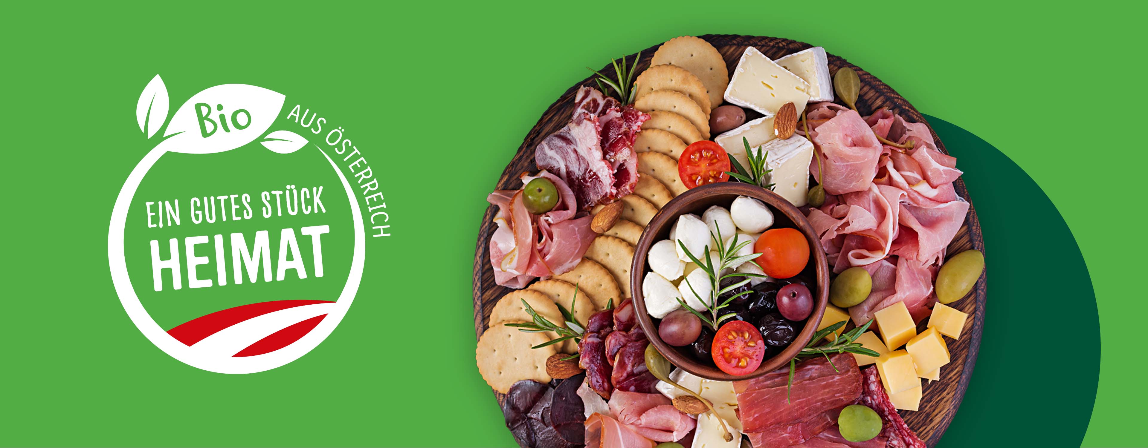 Bio-Käse- und Wurstplatte mit Crackern und Oliven, aus Österreich.