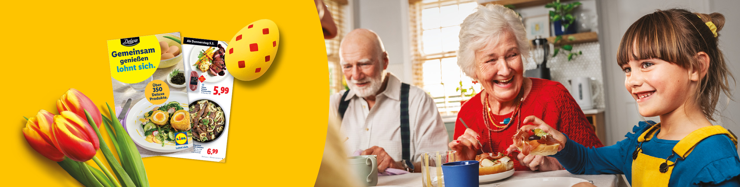 Familie genießt gemeinsam Essen, daneben ein Prospekt mit Deluxe-Produkten und Preisen.