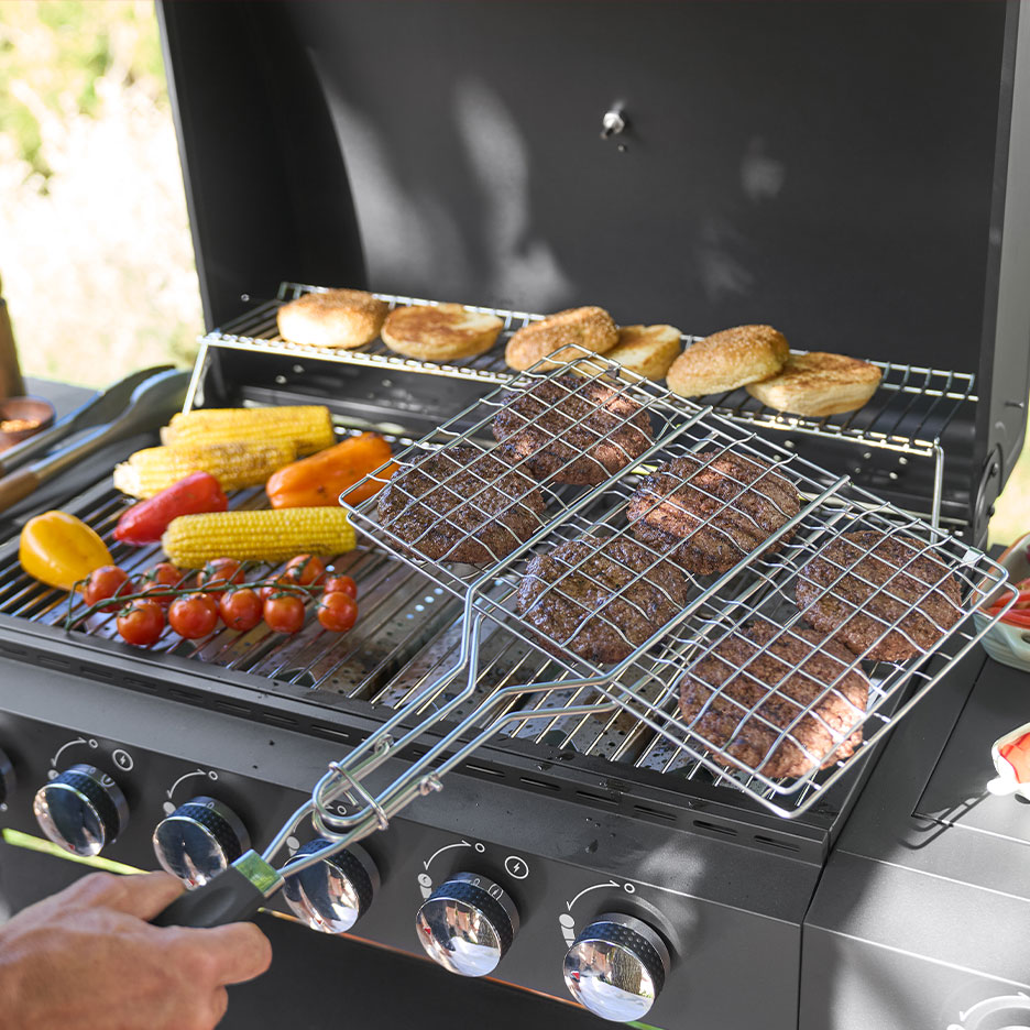 Gasgrill mit Burgern, Maiskolben und Brötchen auf dem Rost.