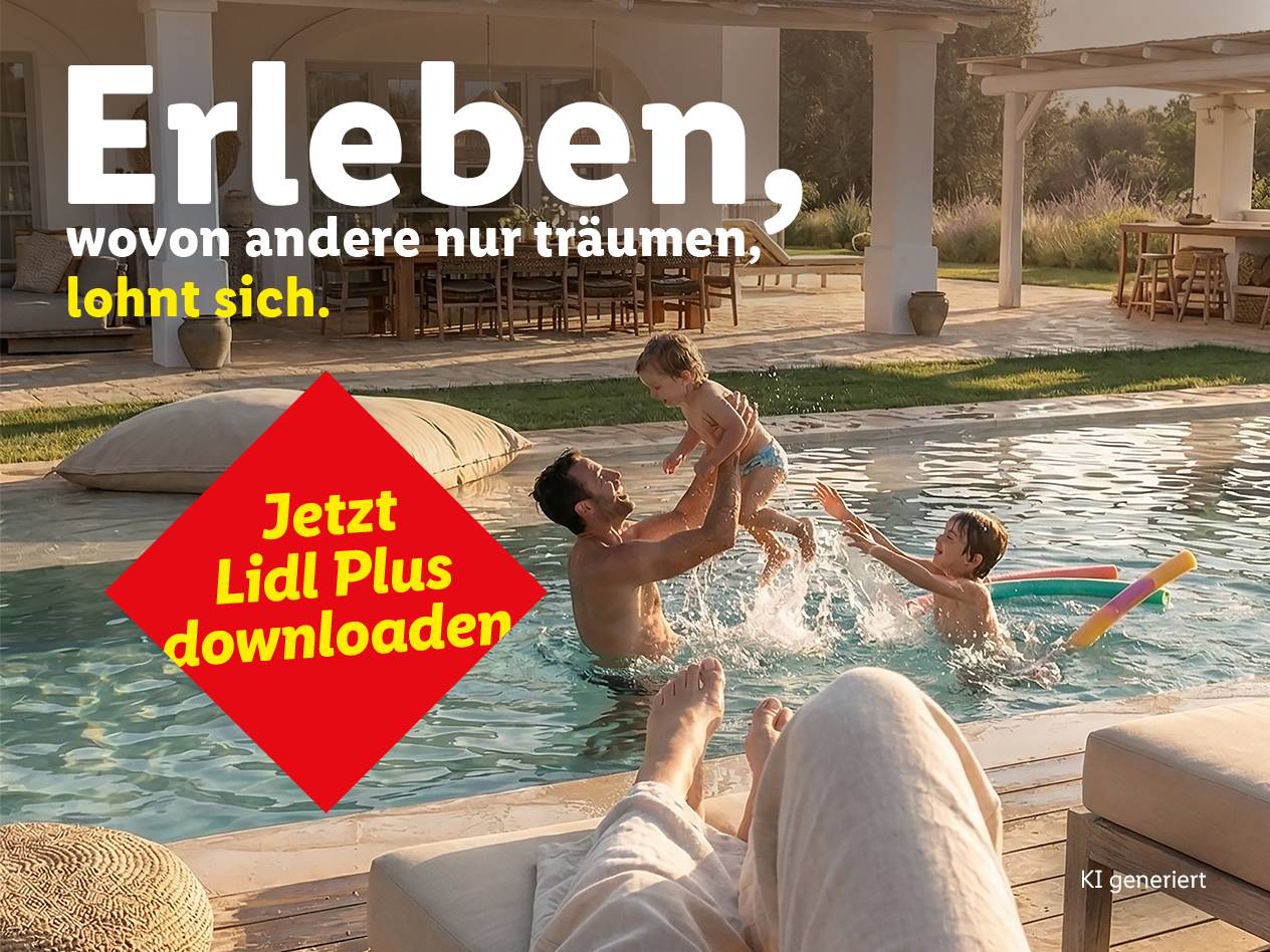 Eine Familie genießt einen sonnigen Tag am Pool, während der Text 'Erleben, wovon andere nur träumen, lohnt sich. Jetzt Lidl Plus downloaden' zu sehen ist.