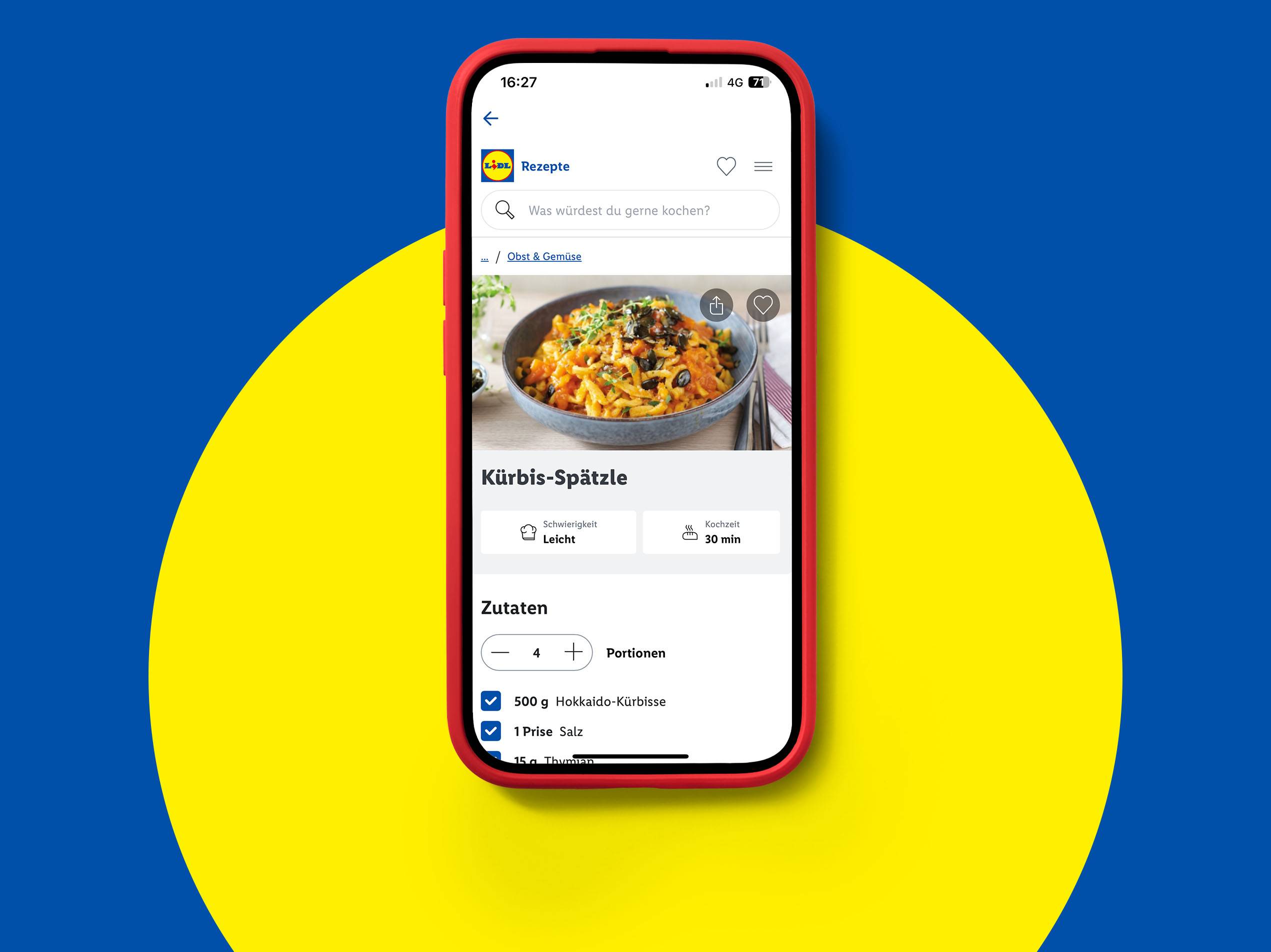 Ein Smartphone zeigt die Lidl Rezepte-App mit einem Rezept für Kürbis-Spätzle.