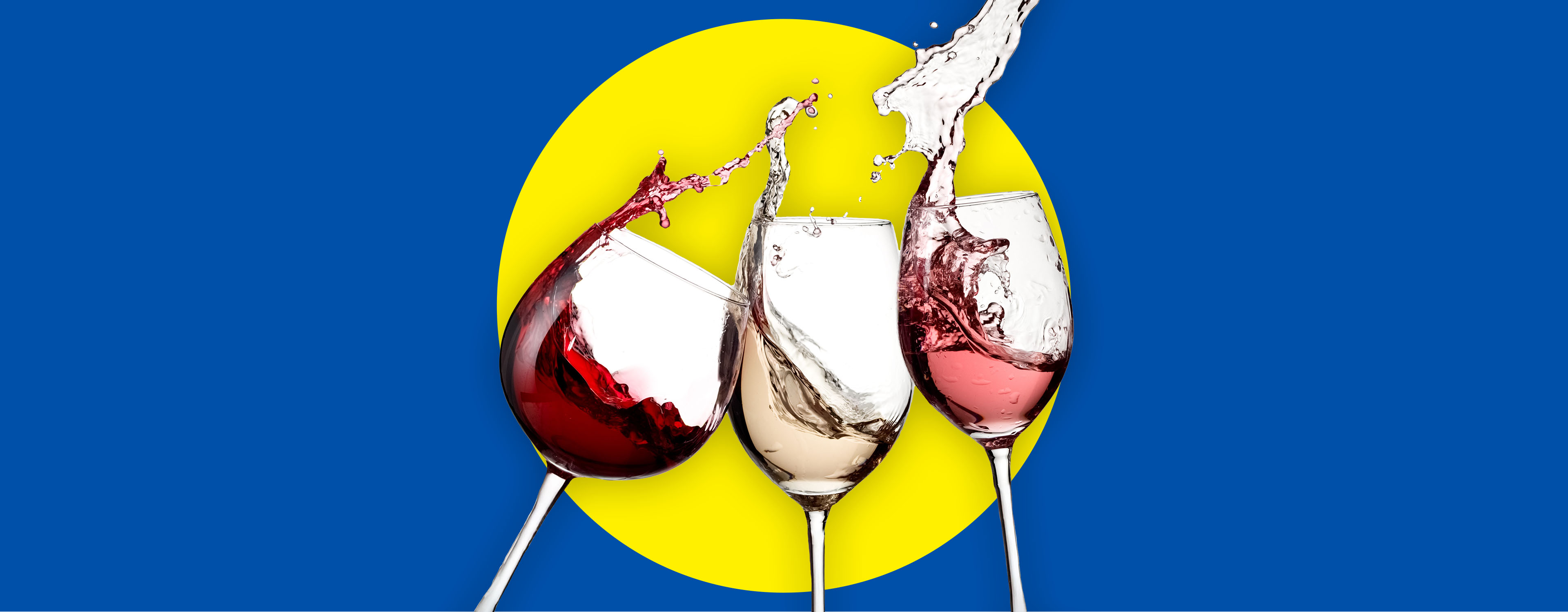 Drei Weingläser mit Rot-, Weiß- und Roséwein, die vor einem gelben Kreis auf blauem Hintergrund spritzen.