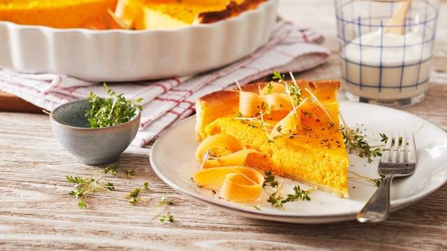 Karottenkuchen mit Karotten und Kresse.