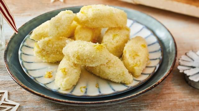 Zitronenkekse auf einem Teller.