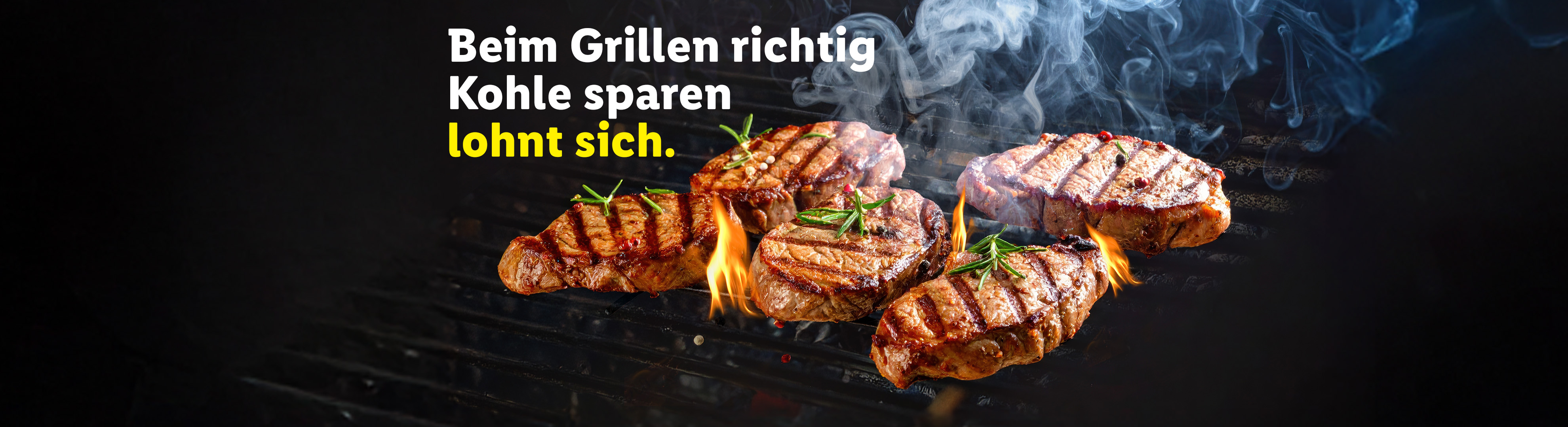 Saftige Steaks auf dem Grill mit Flammen und Rauch. Text: Beim Grillen richtig Kohle sparen lohnt sich.