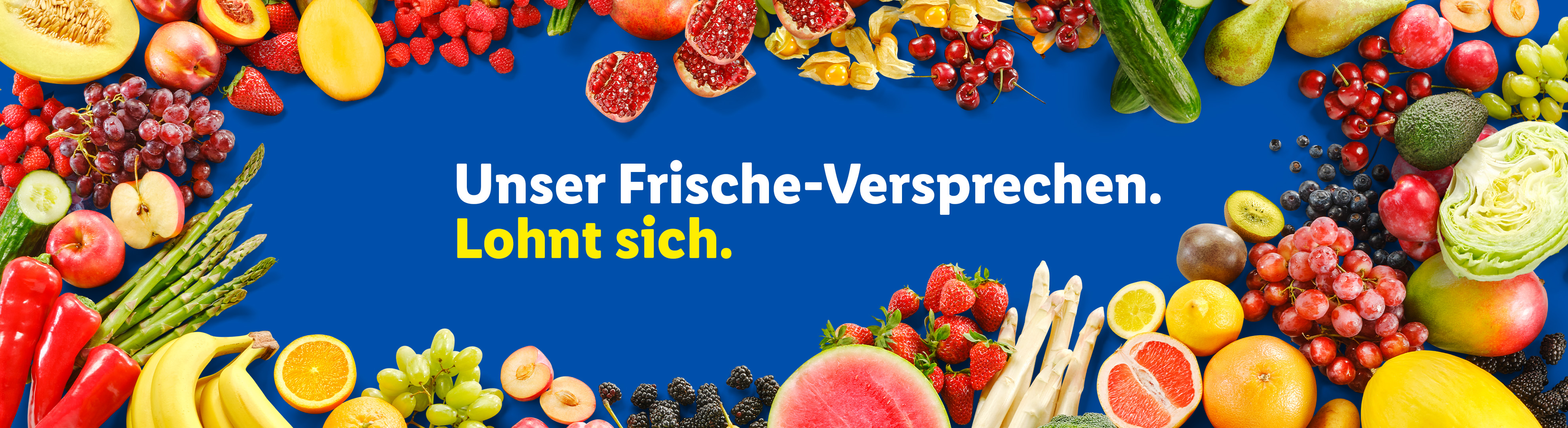 Frisches Obst und Gemüse auf blauem Hintergrund mit dem Text 'Unser Frische-Versprechen. Lohnt sich.'