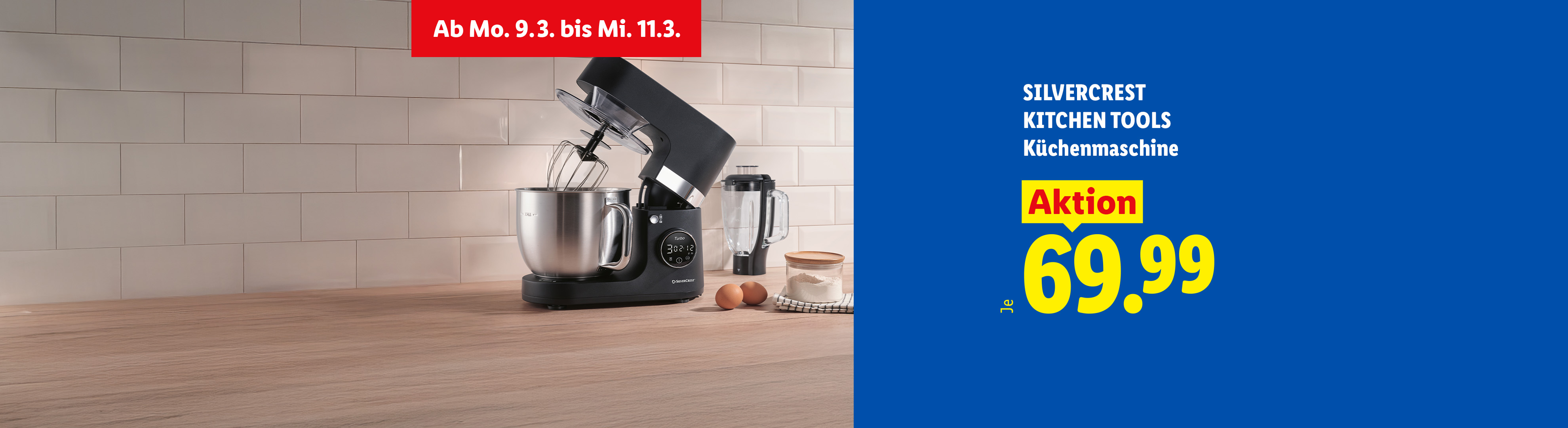 Küchenmaschine mit Rührschüssel und Mixeraufsatz, daneben Eier und Mehl, beworben als Aktion für 69.99 Euro.