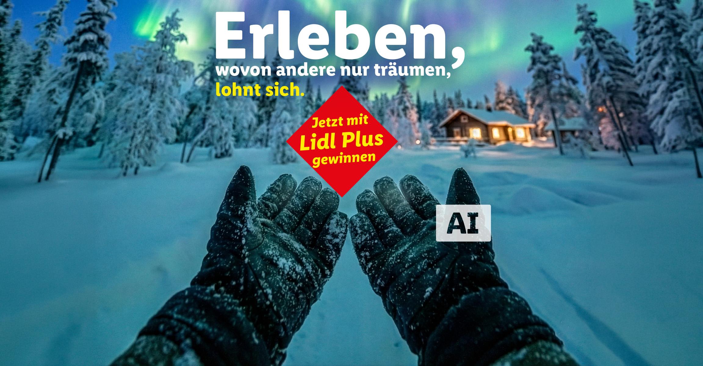 Winterlandschaft mit Nordlichtern und Hütte, Hände mit Handschuhen im Vordergrund, Text: 'Erleben, wovon andere nur träumen, lohnt sich. Jetzt mit Lidl Plus gewinnen'. KI-generiert.