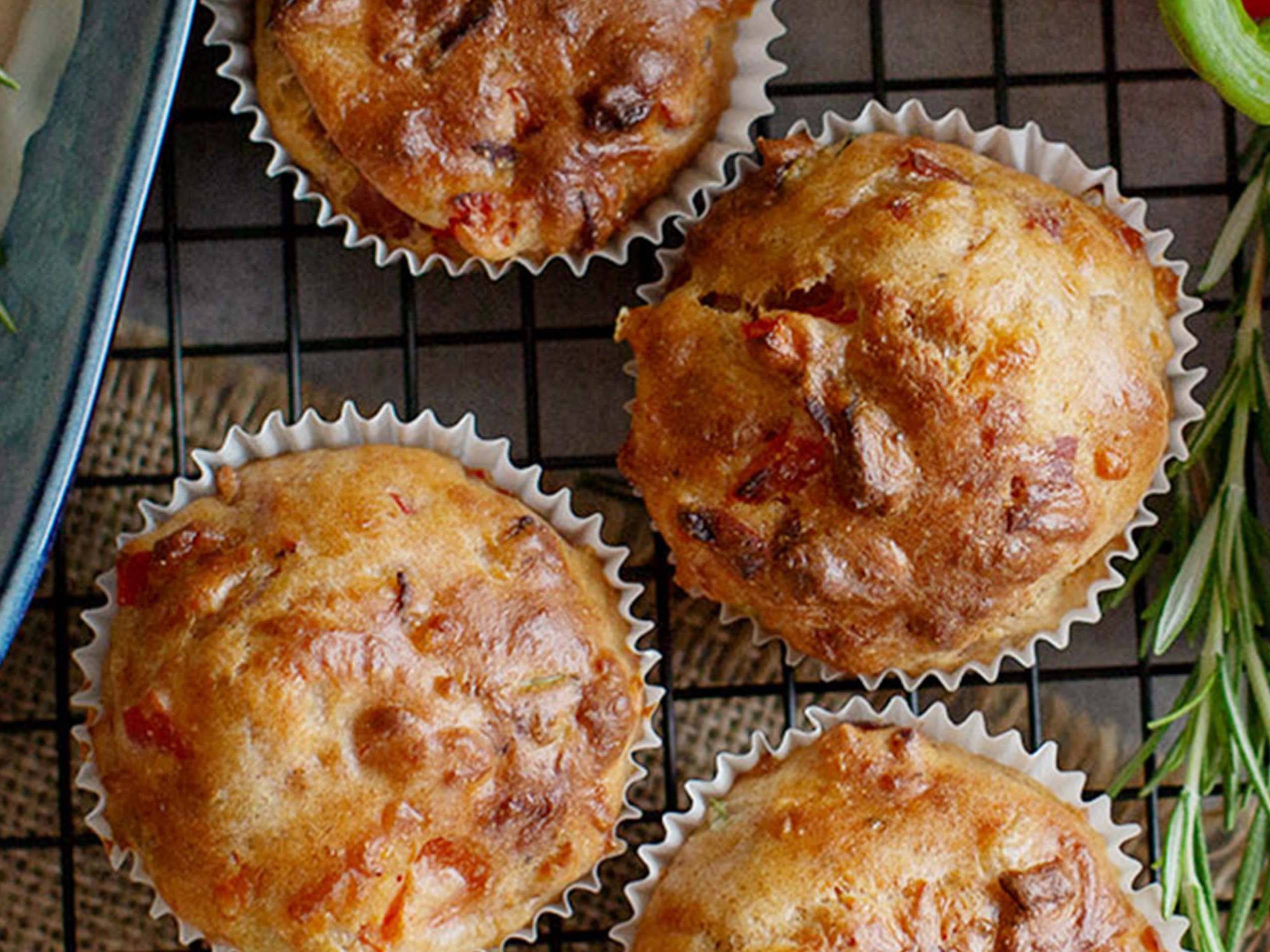 Pikante Speckmuffins mit Käse