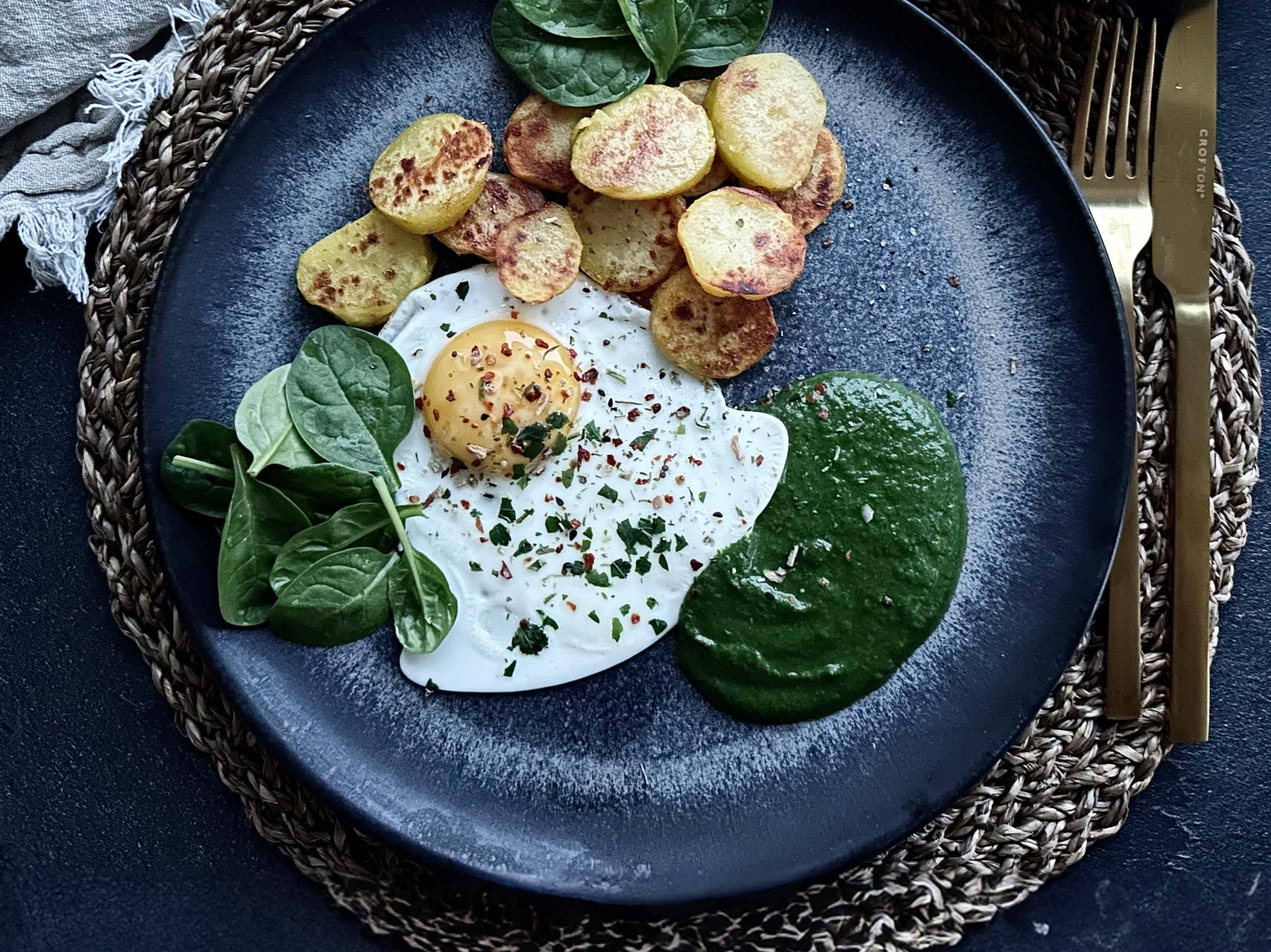 Bratkartoffeln mit Spiegelei und Spinat