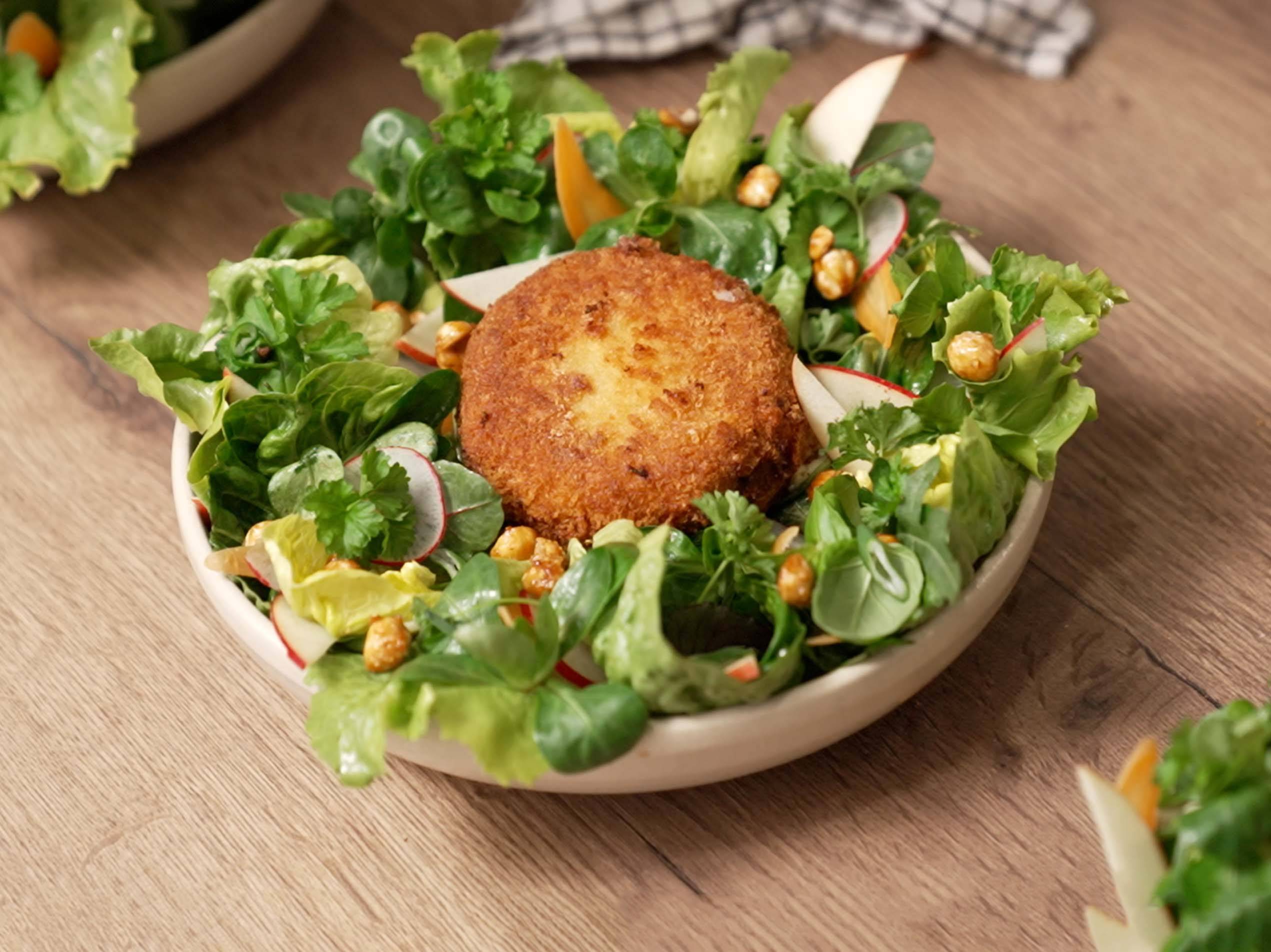 Gebackener Camembert mit Salat