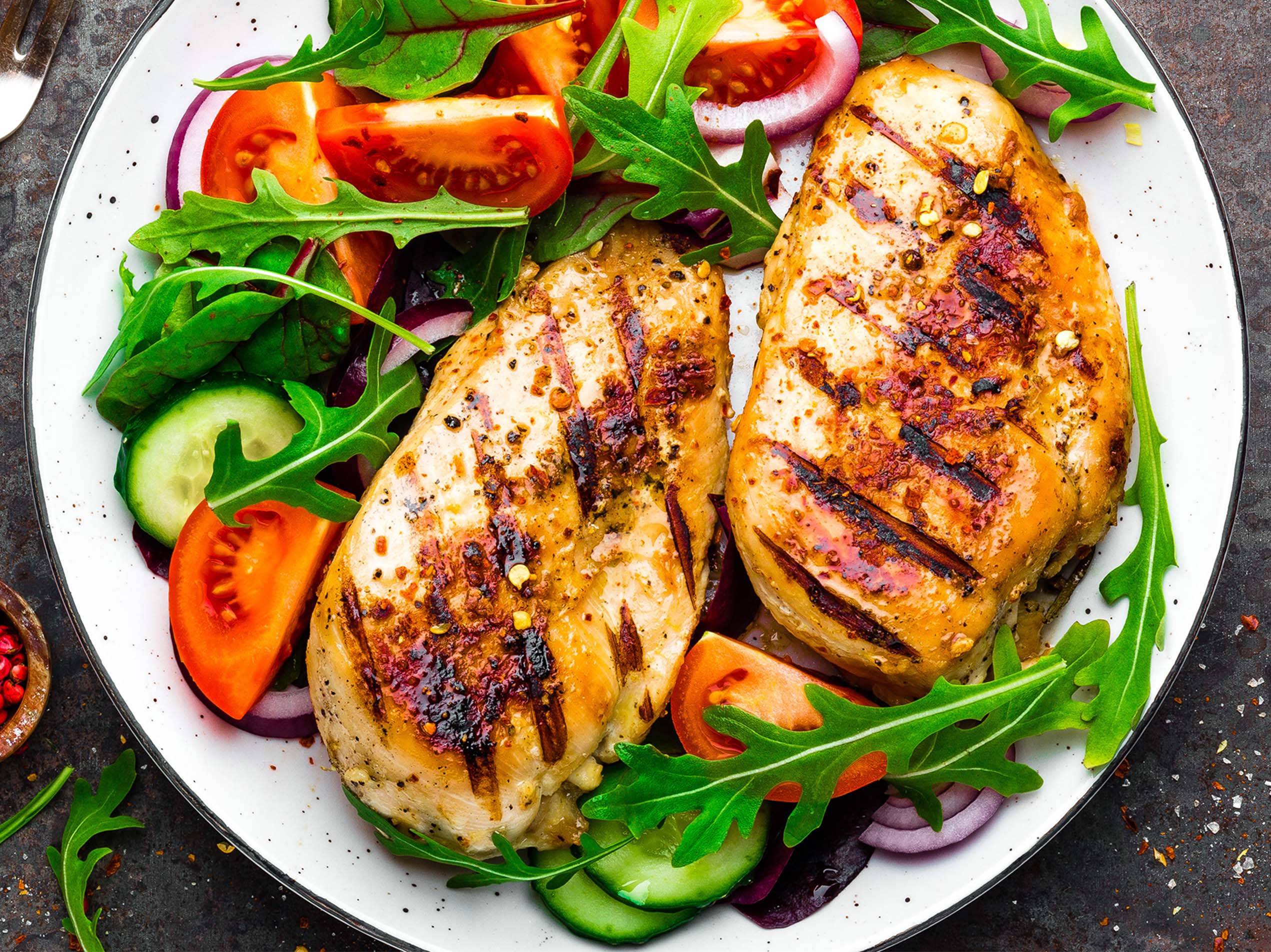 Gegrilltes Hendlbrustfilet auf Salat