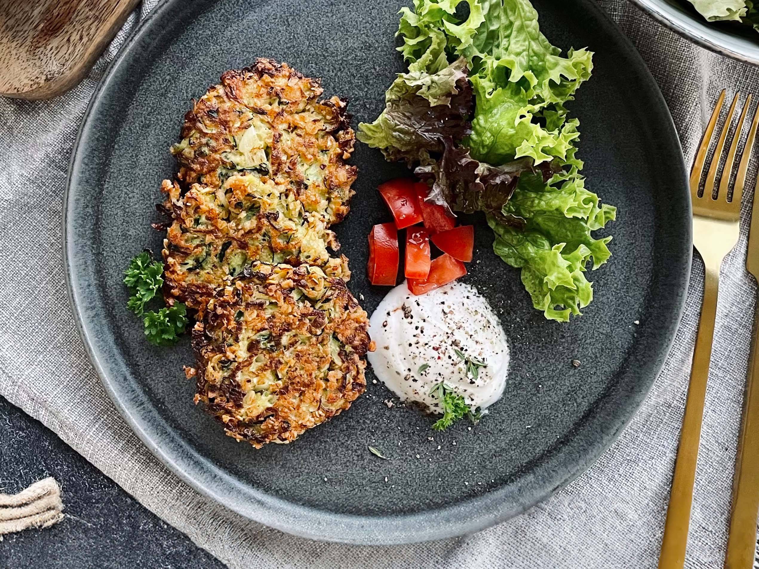 Zucchinipuffer mit Sauerrahmdip