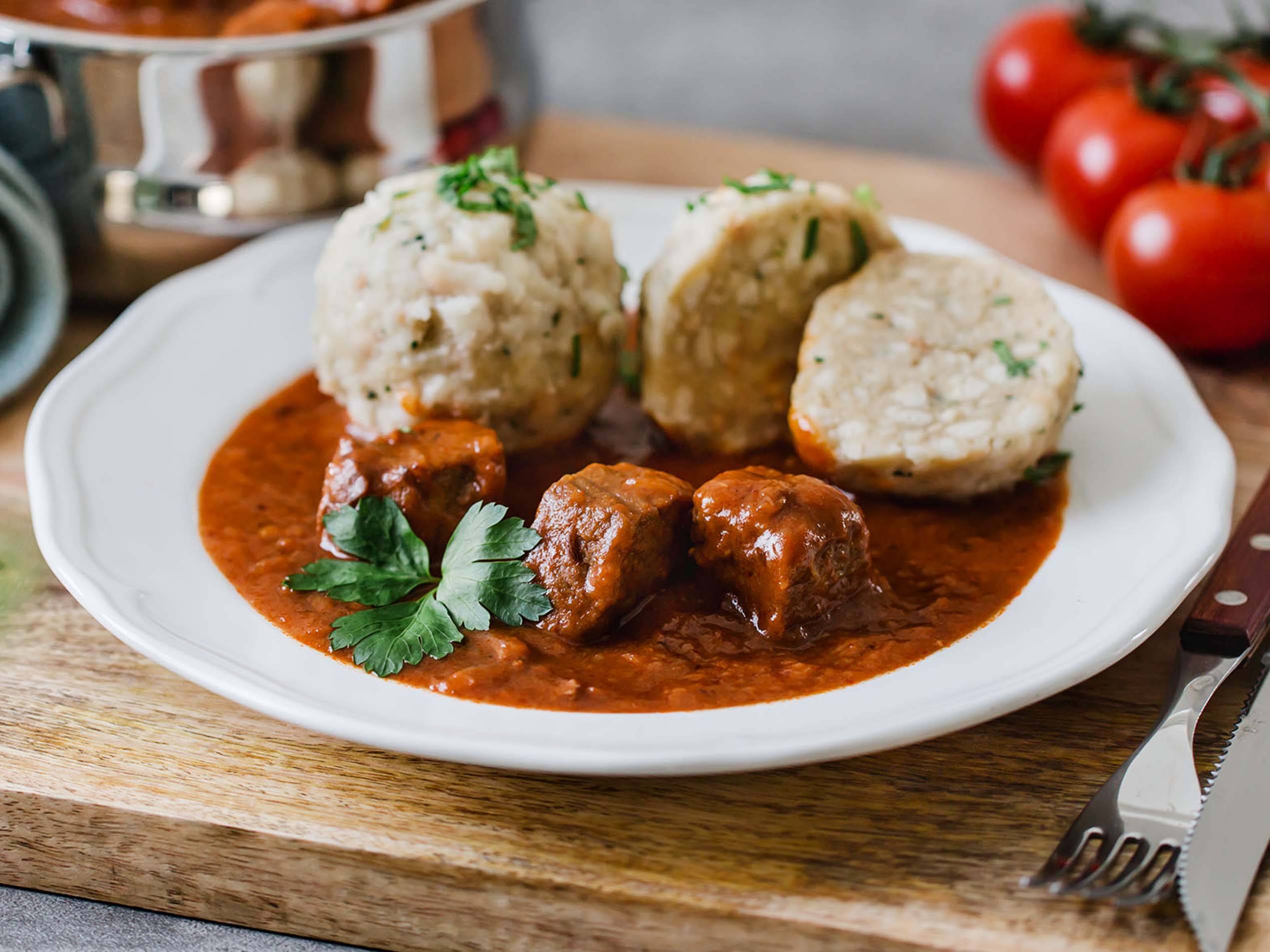 Rindsgulasch mit Semmelknödeln