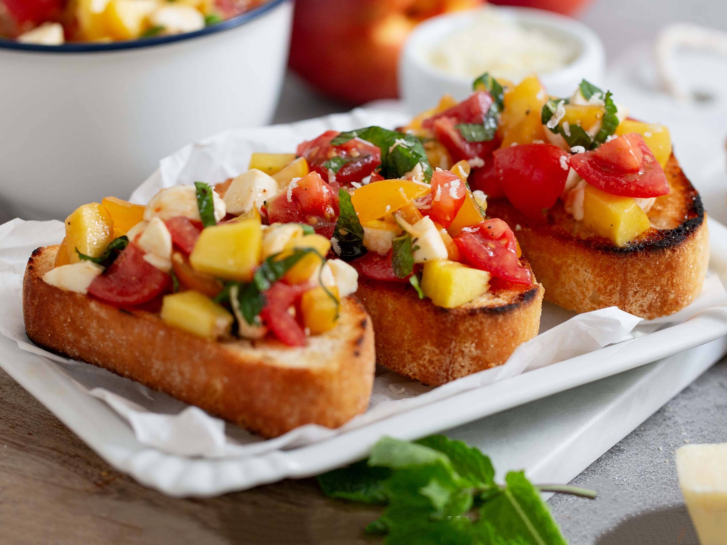 Bruschetta mit Nektarine und Tomate