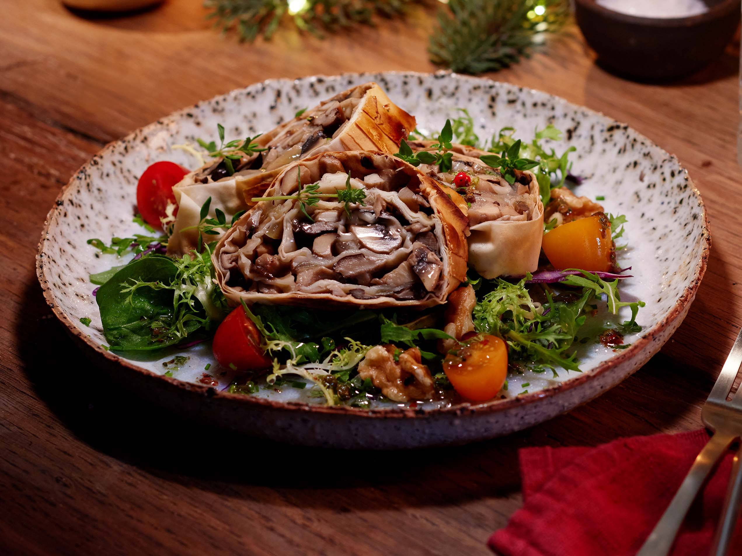 Veganer Schwammerlstrudel auf Salat