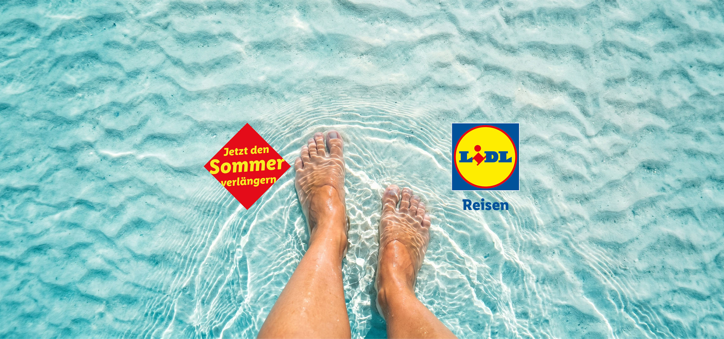 Füße im klaren, türkisfarbenen Wasser mit dem Slogan 'Jetzt den Sommer verlängern'.