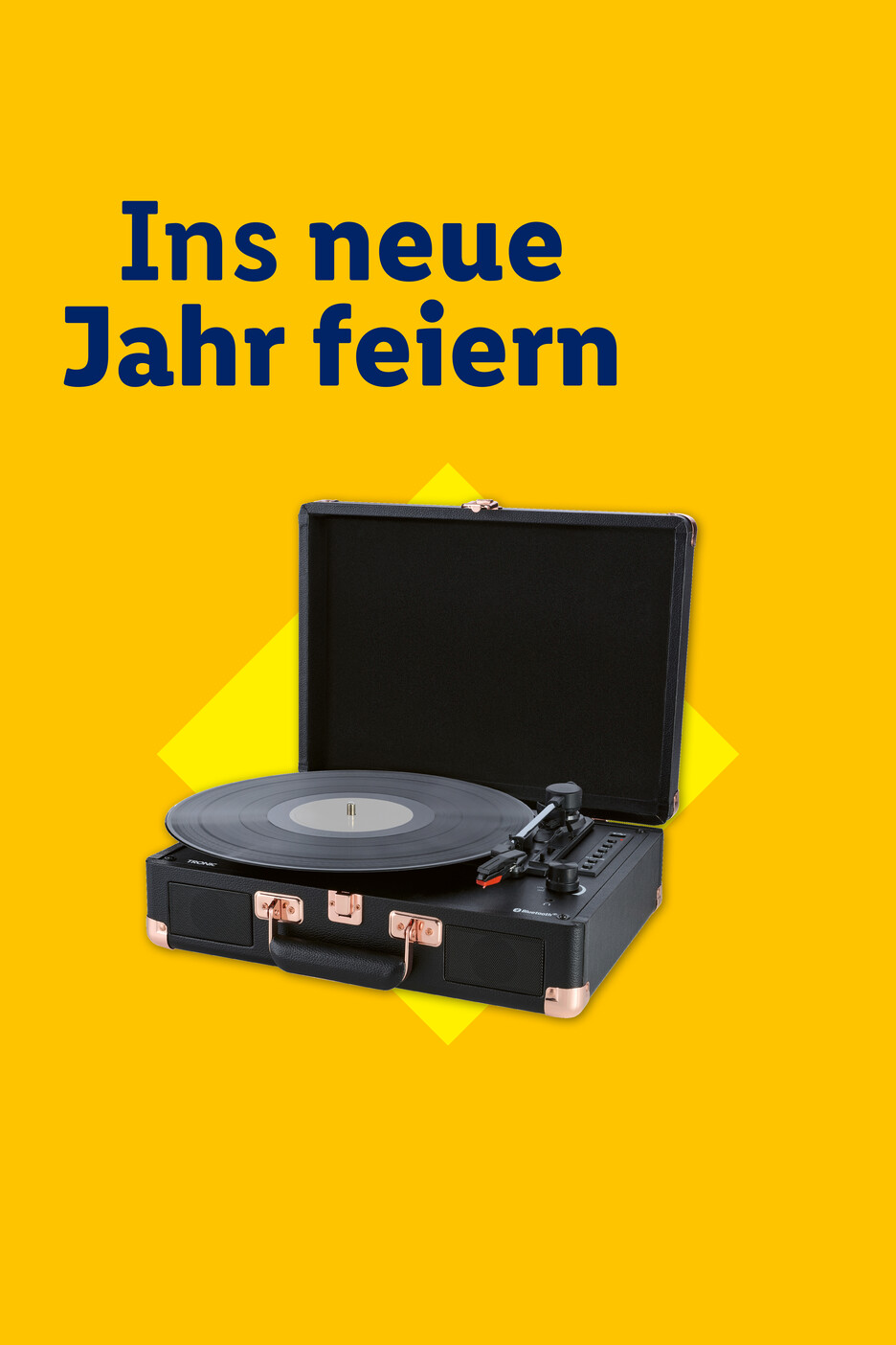 Schwarzer Plattenspieler mit goldfarbenen Akzenten auf gelbem Hintergrund mit dem Text „Ins neue Jahr feiern“.
