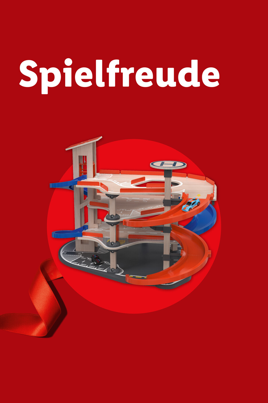 Mehrstöckiges Holzparkhaus mit Rampen, einem blauen Spielzeugauto und einem Hubschrauberlandeplatz.