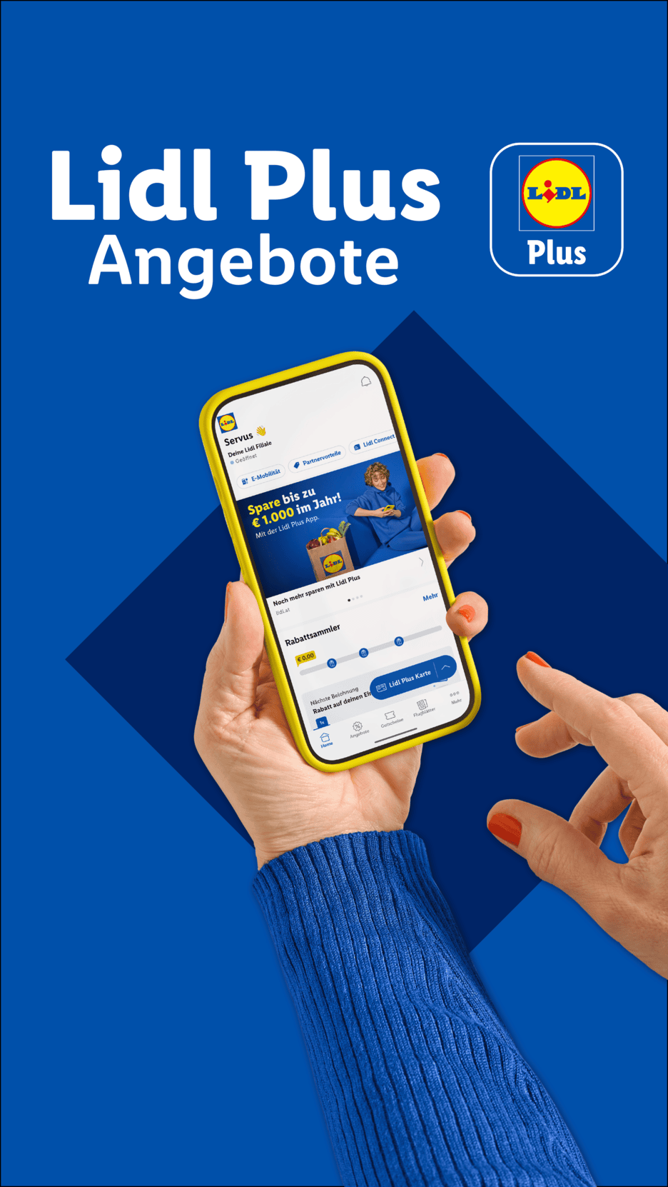 Lidl Plus Angebote: Eine Hand hält ein Smartphone mit der Lidl Plus App, die Rabatte und Vorteile zeigt.