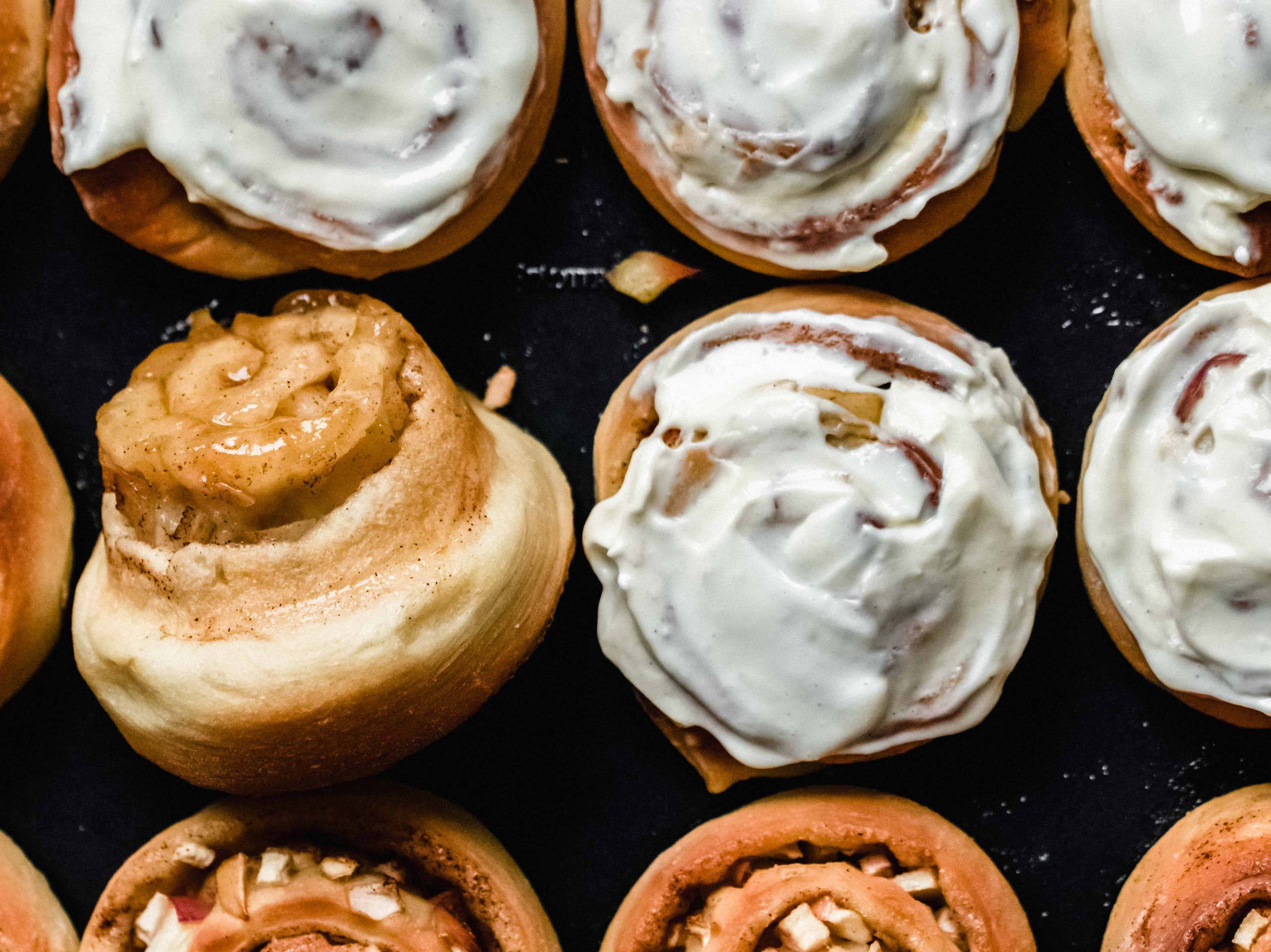 Apfel-Zimt-Schnecken mit Frischkäsetopping