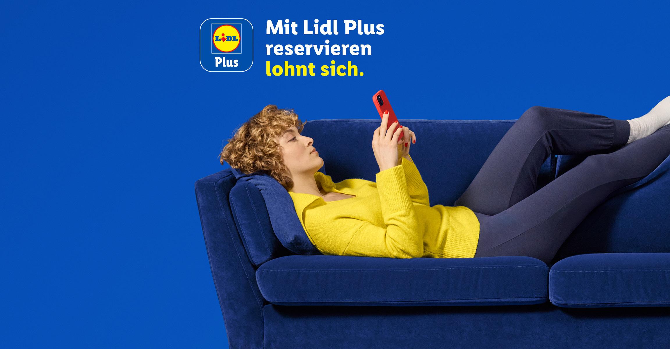 Eine Frau liegt auf einem Sofa und schaut auf ihr Smartphone. Text: Mit Lidl Plus reservieren lohnt sich.