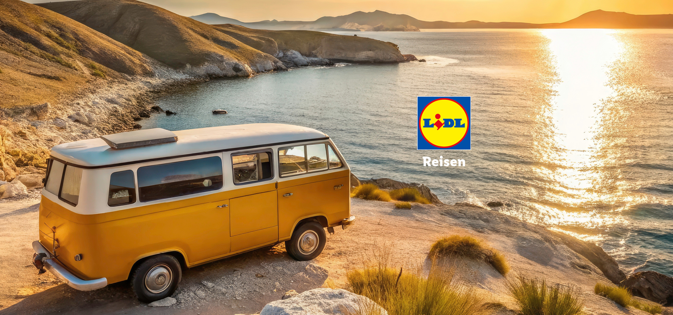 Ein gelber Campervan am Meer bei Sonnenuntergang, mit dem Wort „Reisen“.