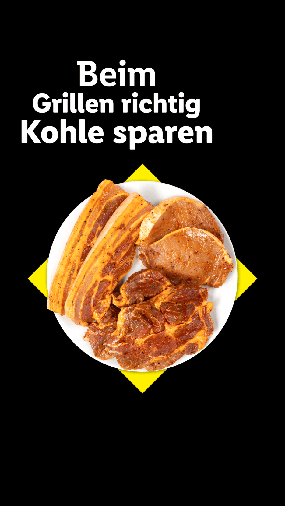 Mariniertes Grillfleisch auf einem Teller mit dem Text: 'Beim Grillen richtig Kohle sparen'.