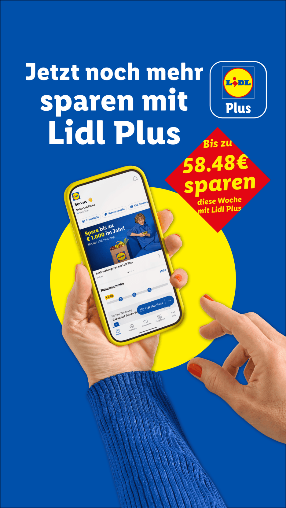 Eine Hand hält ein Smartphone mit der Plus-App, daneben ein Hinweis auf 58,48€ Ersparnis.