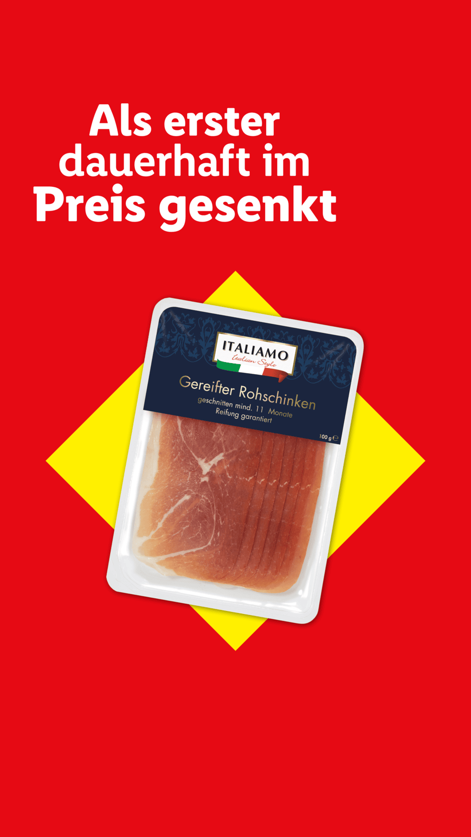Verpackter gereifter Rohschinken auf rotem Hintergrund mit gelbem Akzent und Text „Als erster dauerhaft im Preis gesenkt“.