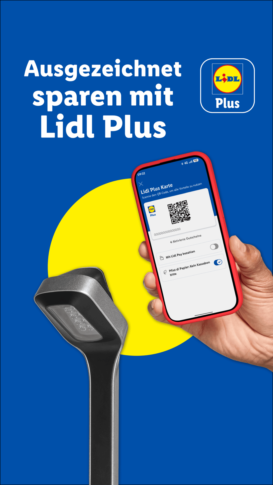 Hand hält Smartphone mit digitaler Kundenkarte, die an einem Scanner gescannt wird.