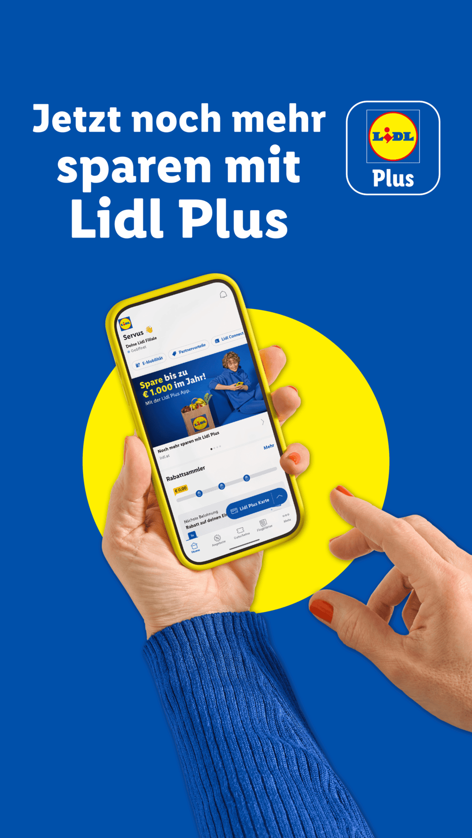 Hand hält Smartphone mit Lidl Plus App, die Einsparungen von bis zu 1.000 € pro Jahr verspricht.