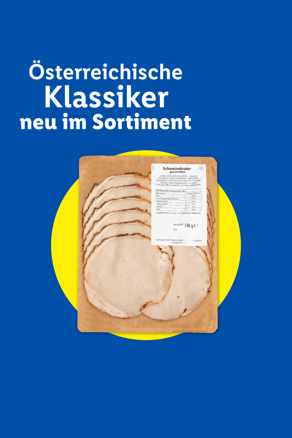Werbeplakat mit der Aufschrift 'Österreichische Klassiker neu im Sortiment' über einer Packung geschnittenem Schweinebraten von Greisinger auf blauem Hintergrund mit gelbem Kreis.